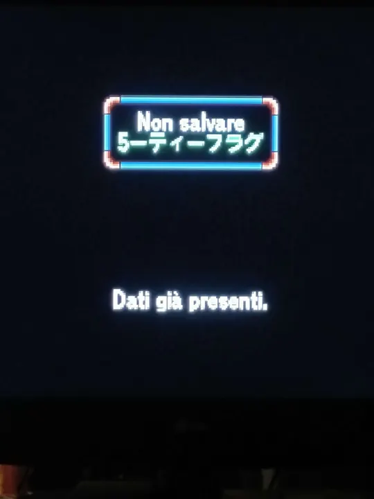 Screenshot di Policenauts con la traduzione italiana automatica: «Non salvare / Sーティーフラグ / Dati già presenti.»