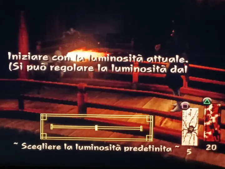 Screenshot di un videogioco con la traduzione italiana automatica: «Iniziare con la luminosità attuale. / (Si può regolare la luminosità dal / ~ Scegliere la luminosità…