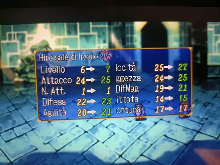 Screenshot di Grandia con la traduzione italiana automatica: «Hiro sale di livello! / Livello 6→7 / Attacco 24→25 / N. Att. 1→1 / Difesa 22→23 / Agilità 20→21 / locità 25→27 /…