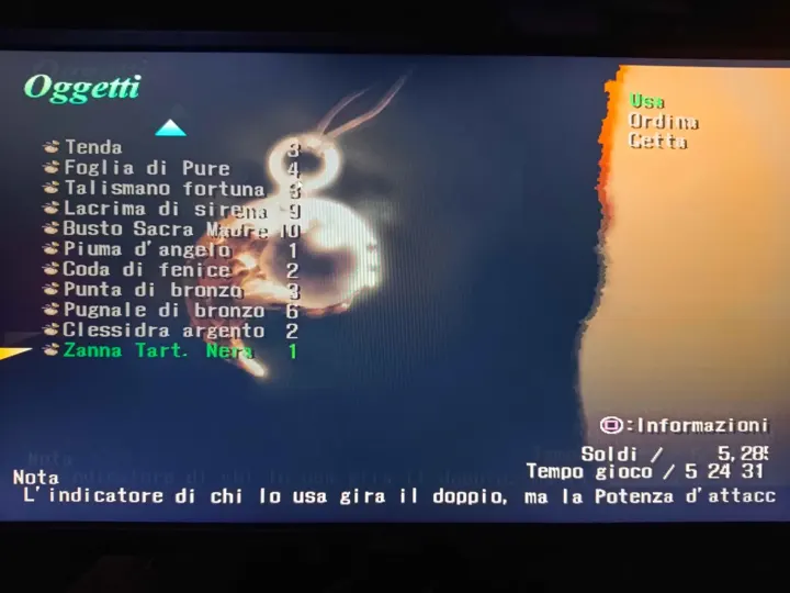 Screenshot di Shadow Hearts: Covenant con la traduzione italiana automatica: «Oggetti: Tenda / Foglia di Pure / Talismano fortuna / Lacrima di sirena / Busto Sacra Madre / Piuma…
