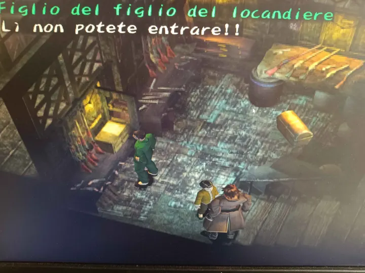 Screenshot di Shadow Hearts: Covenant con la traduzione italiana automatica: «Figlio del figlio del locandiere / Lì non potete entrare!!»