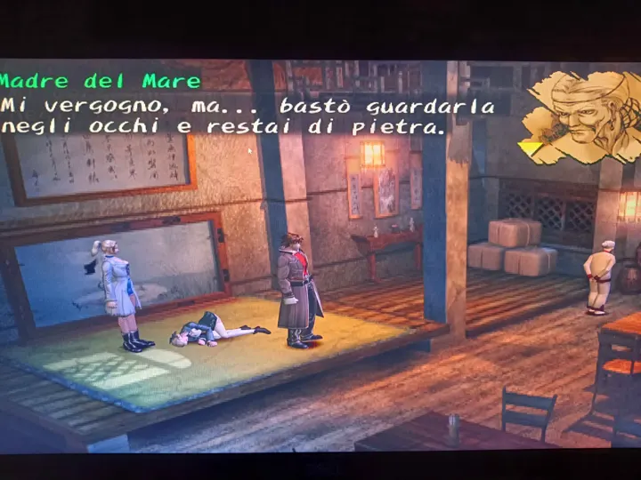 Screenshot di Shadow Hearts: Covenant con la traduzione italiana automatica: «Madre del Mare: Mi vergogno, ma... bastò guardarla negli occhi e restai di pietra.»
