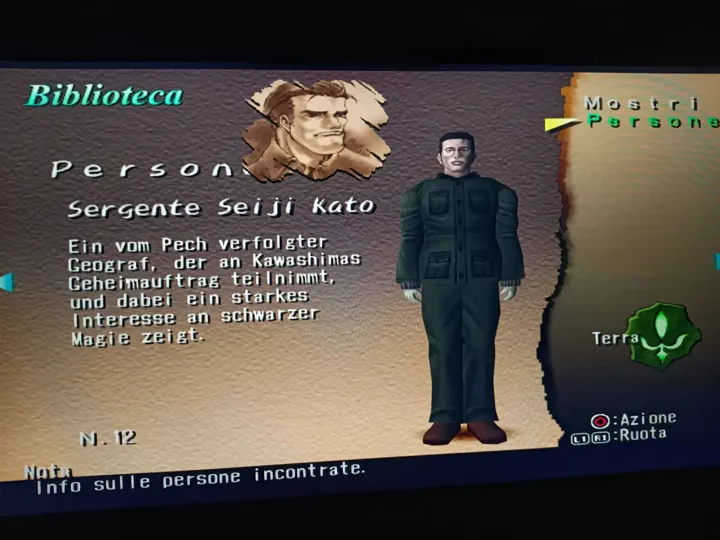 Screenshot di Shadow Hearts: Covenant con la traduzione italiana automatica: «Biblioteca / Person[e] / Sergente Seiji Kato / Ein vom Pech verfolgter Geograf, der an Kawashimas…