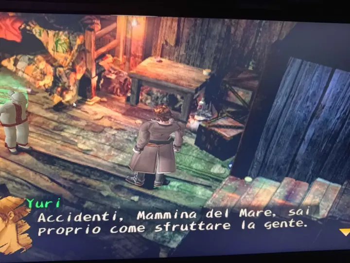 Screenshot di Shadow Hearts: Covenant con la traduzione italiana automatica: «Yuri: Accidenti, Mammina del Mare, sai proprio come sfruttare la gente.»
