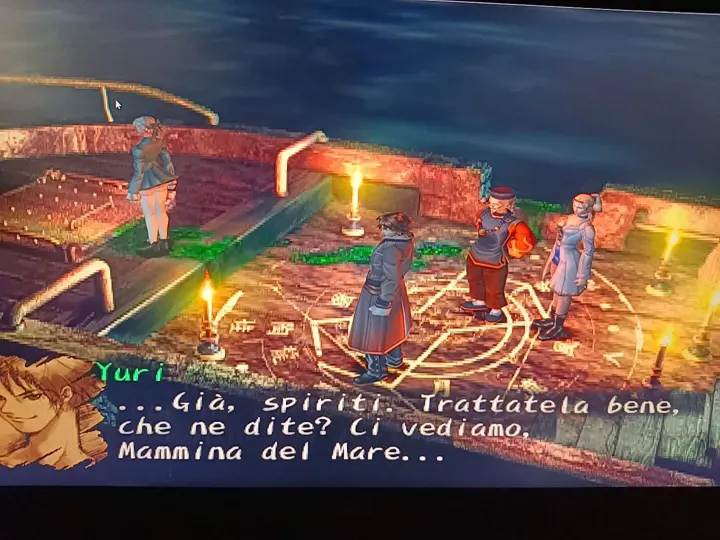 Screenshot di Shadow Hearts: Covenant con la traduzione italiana automatica: «Yuri: ...Già, spiriti. Trattatela bene, che ne dite? Ci vediamo, Mammina del Mare...»