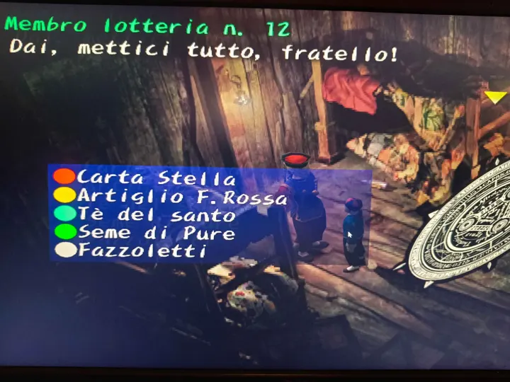 Screenshot di Shadow Hearts: Covenant con la traduzione italiana automatica: «Membro lotteria n. 12: Dai, mettici tutto, fratello! / Carta Stella / Artiglio F.Rossa / Tè del…