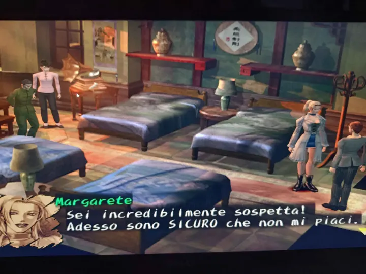 Screenshot di Shadow Hearts: Covenant con la traduzione italiana automatica: «Margarete: Sei incredibilmente sospetta! Adesso sono SICURO che non mi piaci.»