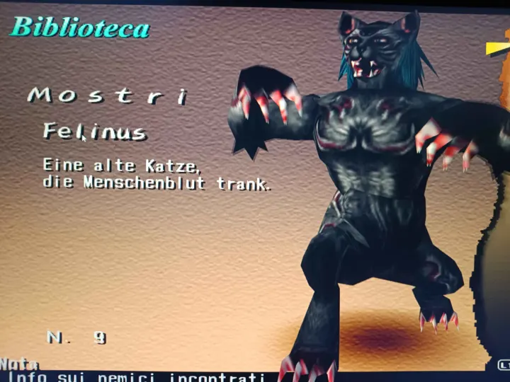Screenshot di Shadow Hearts: Covenant con la traduzione italiana automatica: «Biblioteca / Mostri / Felinus / Eine alte Katze, die Menschenblut trank. / N. 9 / Nota: Info sui…
